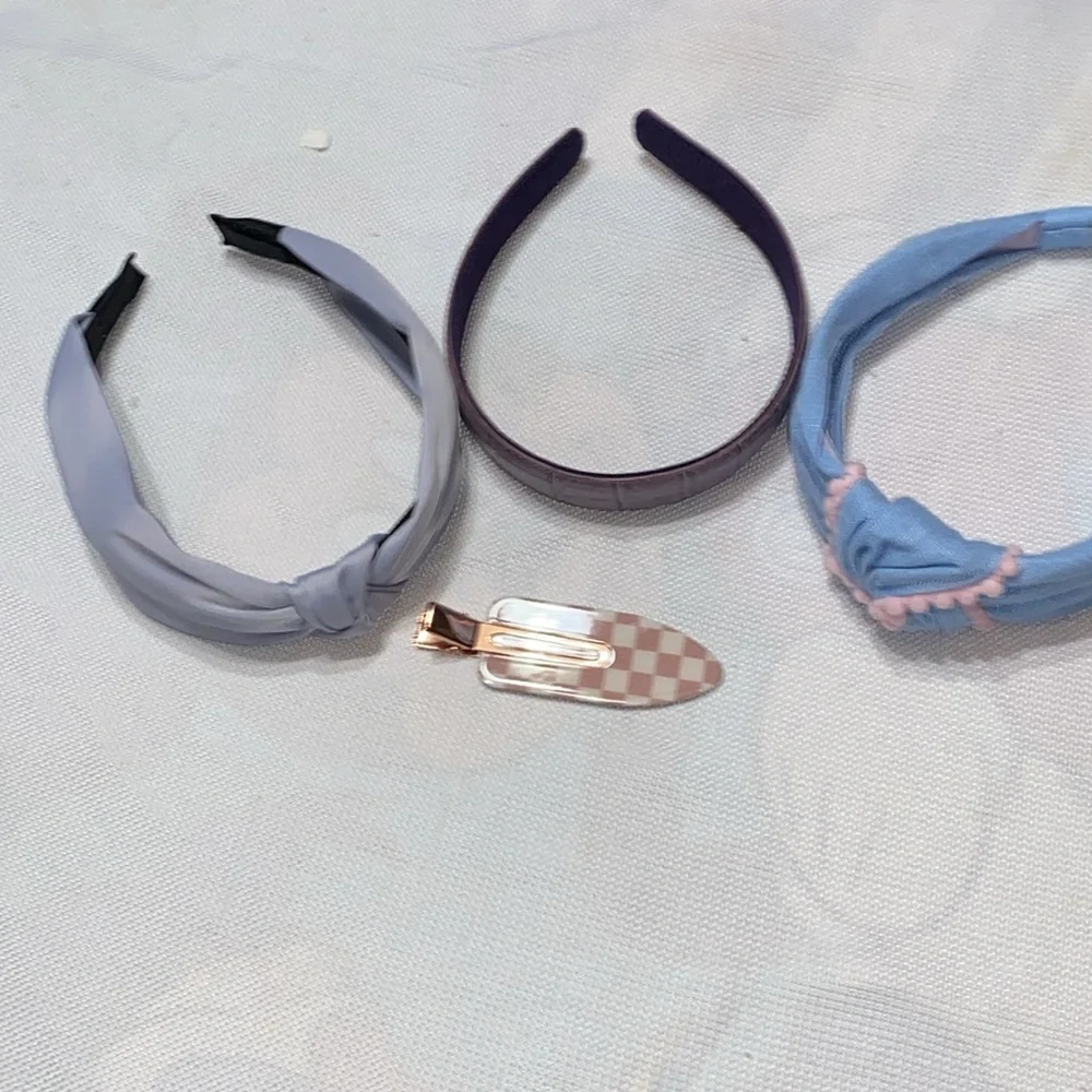 Set of Three Stylish Headbands in Blue, Purple, and Lavender and a‎ kit.sch clip